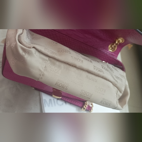 Authentic Michael Kors Tina Medium Shoulder Bag in Fuchsia - Picture 9 of 16